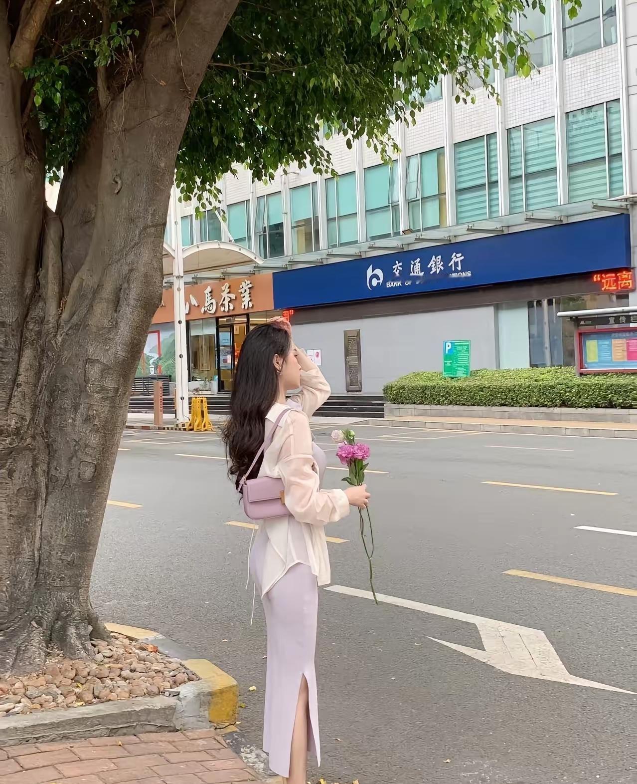 女人单从背影就能看得出来，是很精致，身材苗条，凹凸有致，烫着大波浪，穿着包臀裙，
