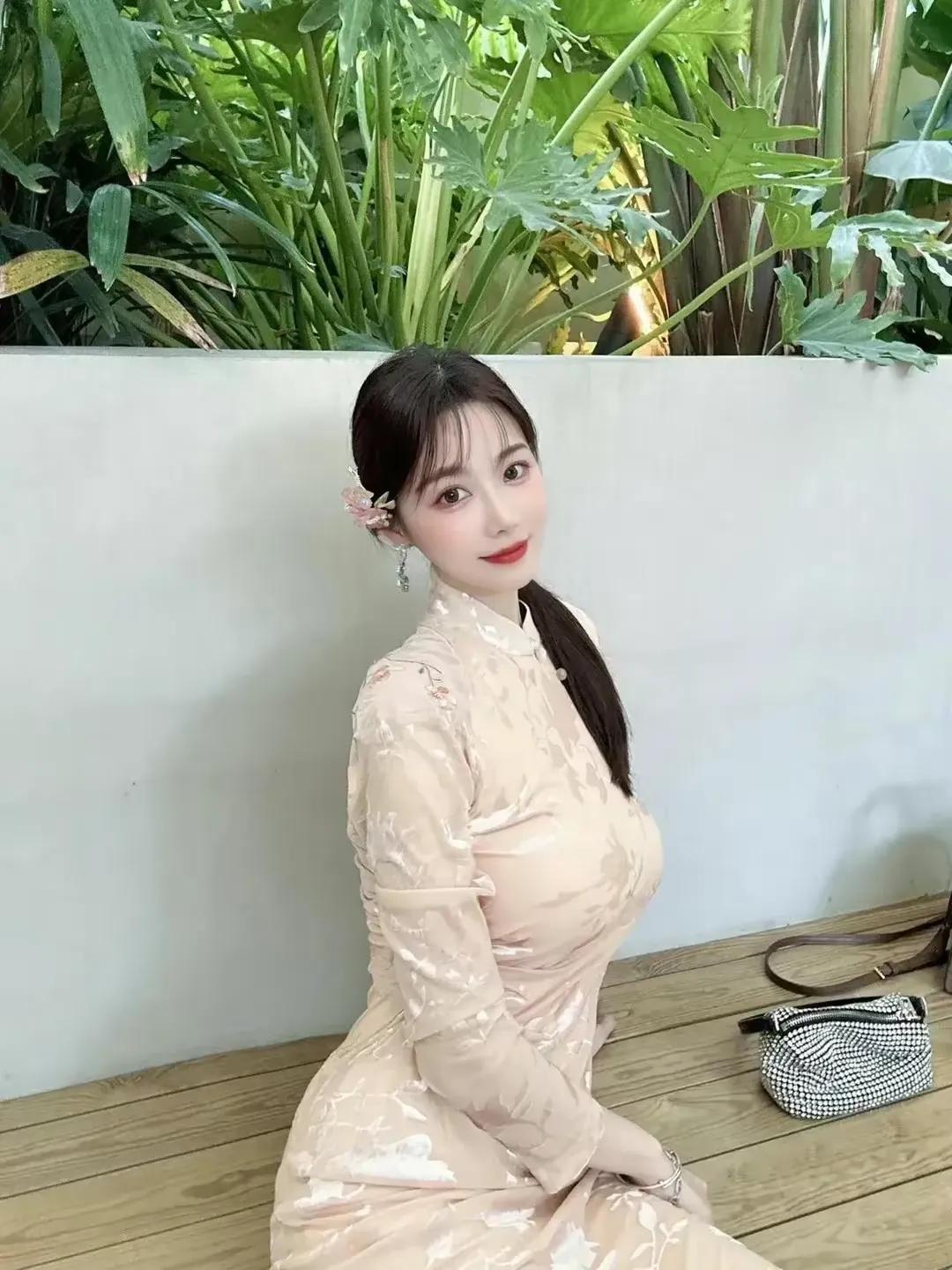 旗袍气质美女，请您欣赏