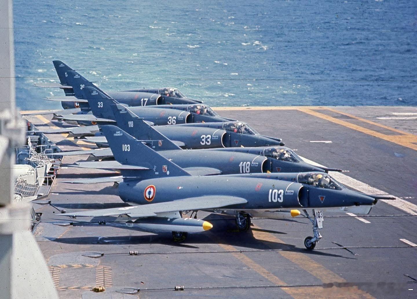 克莱蒙梭号航母甲板上的军旗IVM机队，摄于1975年中外舰闻武器装备外军影像