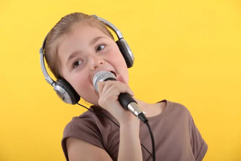孩子们的歌声为何能打动人心孩子的歌声不带修饰与算计，纯粹又干净，藏着未经世俗打磨
