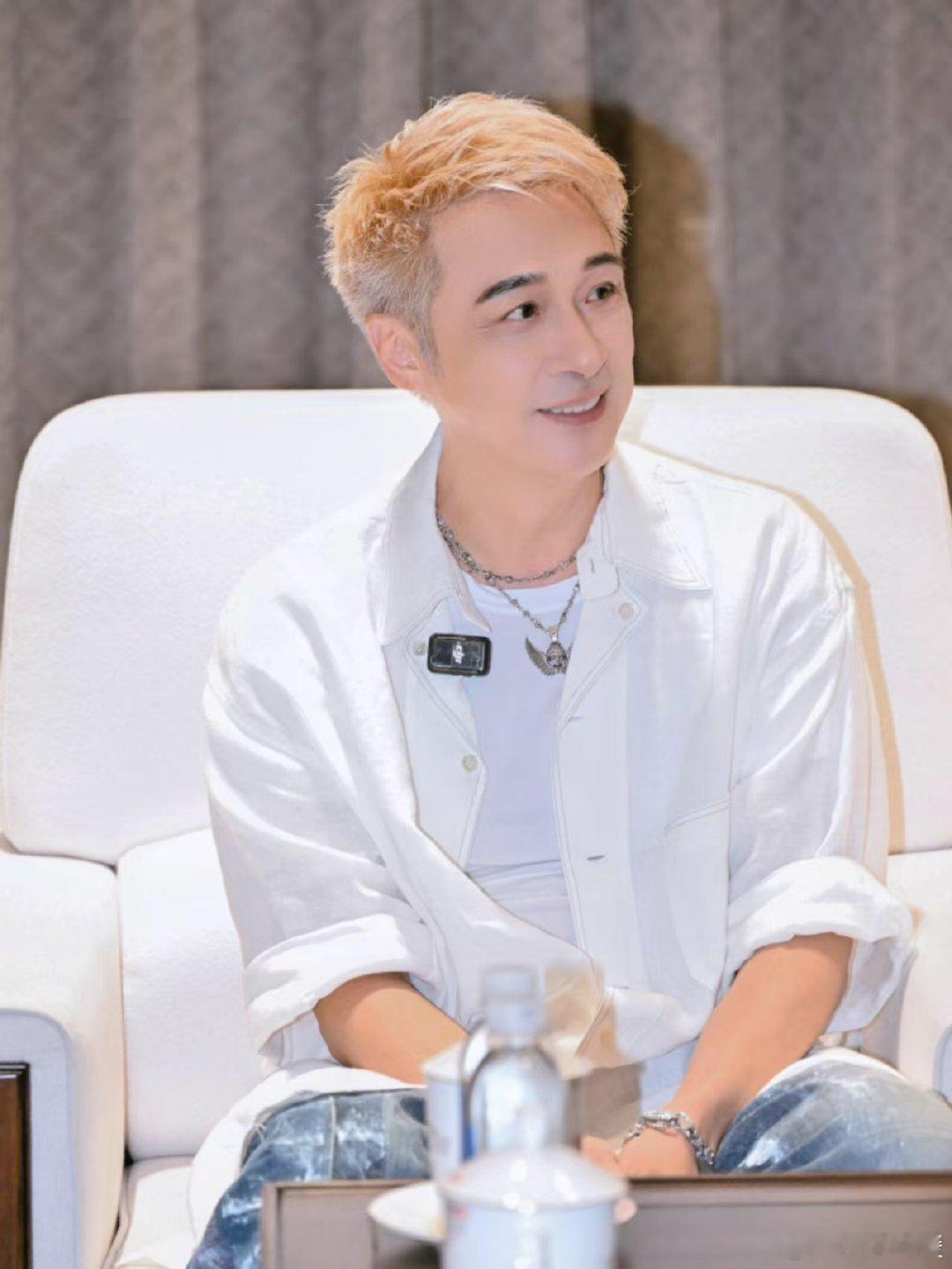 六旬老人吴镇宇是男模再就业吧吴镇宇63岁了还能这么有型，现身广州的新造型，说他是