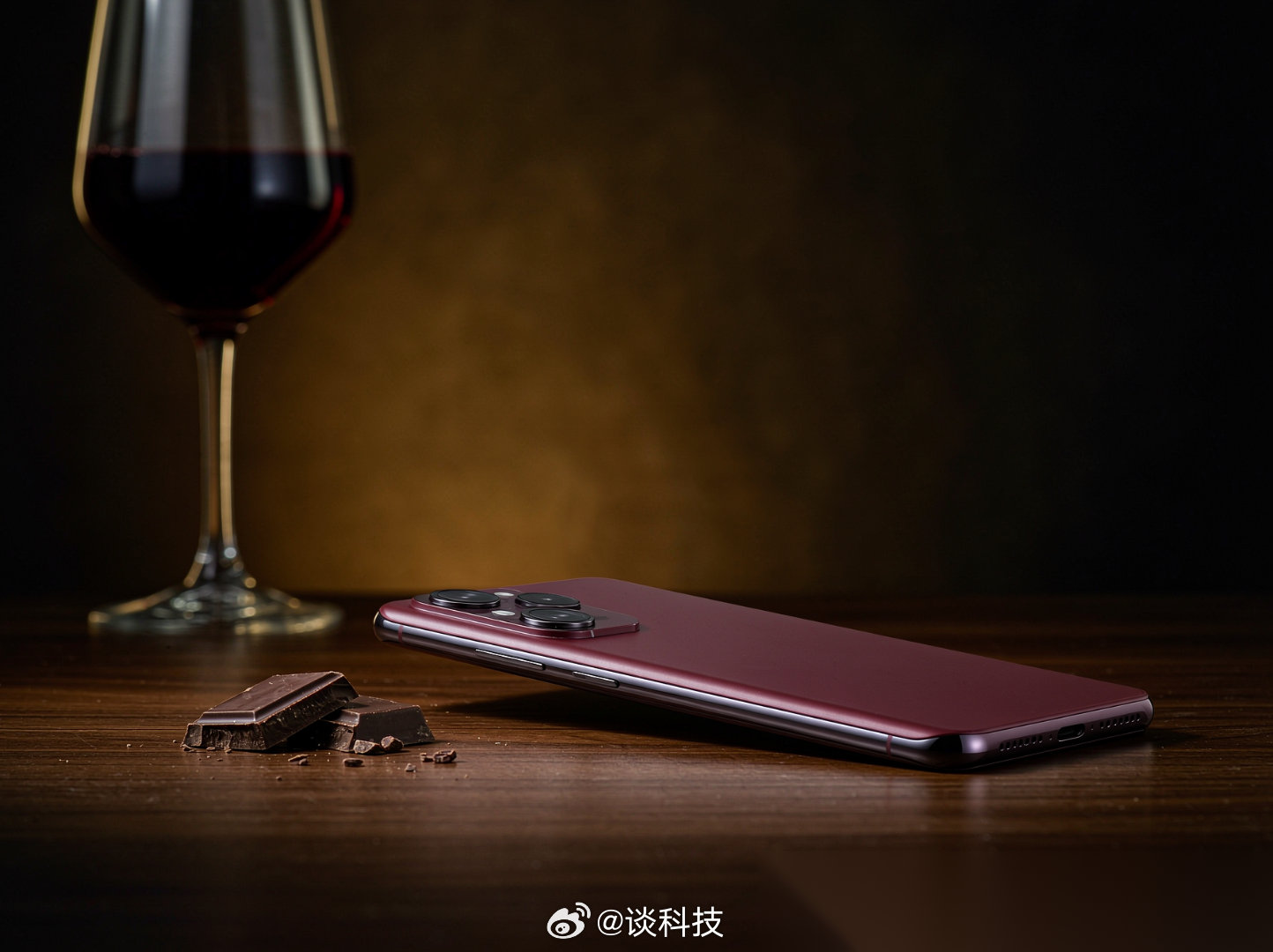 勃艮第酒红这名字取得是真妙啊，听着就像你爸酒柜里那瓶舍不得开的红酒。但说白了不就