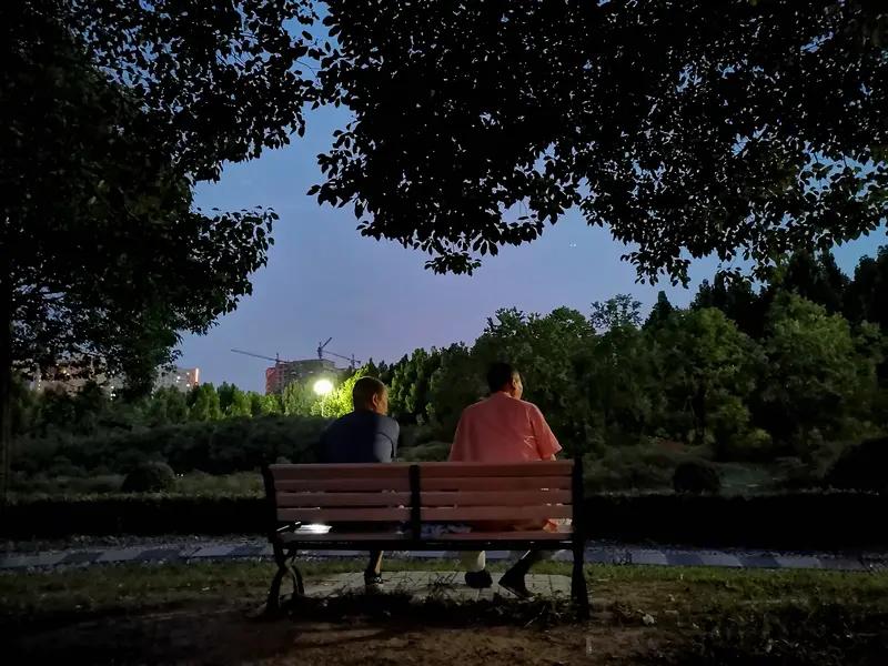 和对的人相遇、相伴，那是一种难以言喻的踏实感。不用刻意伪装，素颜、疲惫都能坦然展