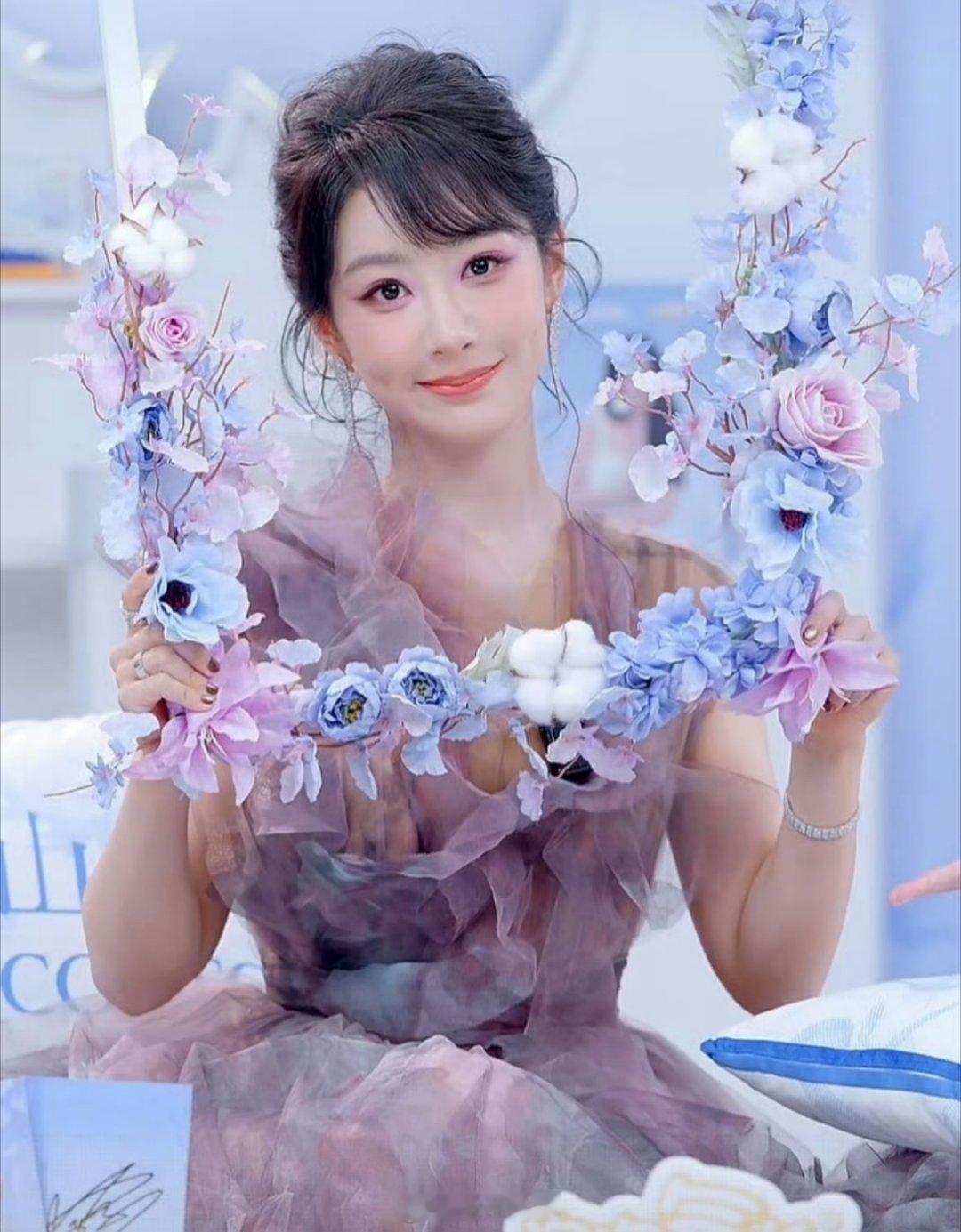杨紫今日份直播图来了，主打的就是一个从天而降的花仙子啊，好看是真的好看啊，拍完戏