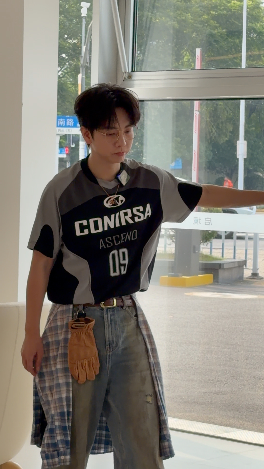 粉丝上海偶遇胡夏提车🏬商圈闲逛意外捕获胡夏新鲜路透，低调逛车行的模样温柔又接地