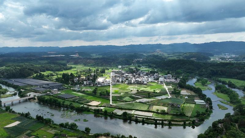 我家门前的风景那叫一个绝！就像贵州黔东南锦屏县亮江河畔一样，河流与田野、民居相互