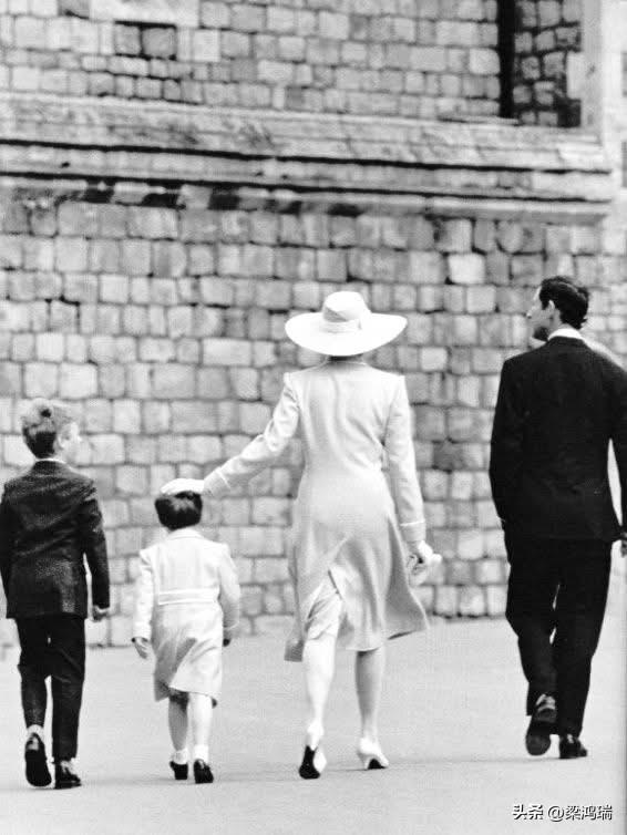 这张照片捕捉到了英国王室成员的一个温情时刻。图中是戴安娜王妃（Princess 