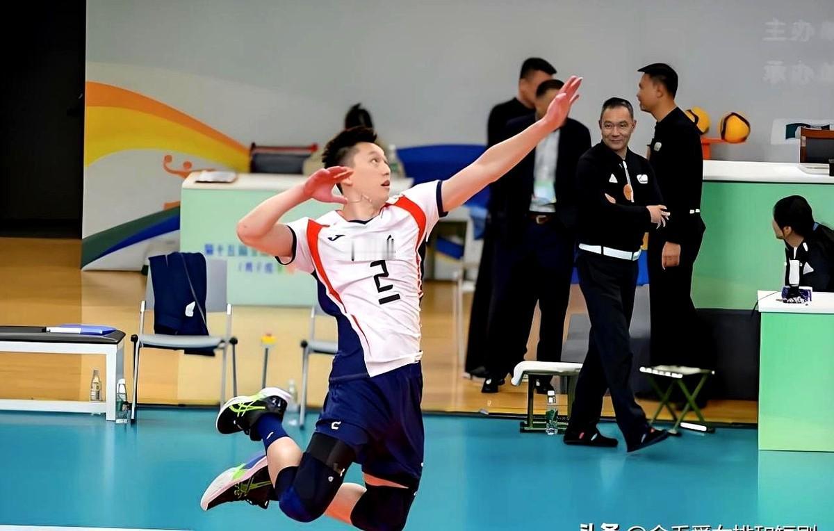 【第十五届全运会男排单项最佳-资格赛】最佳发球：俞元泰（江苏）。
最佳得分：薛智