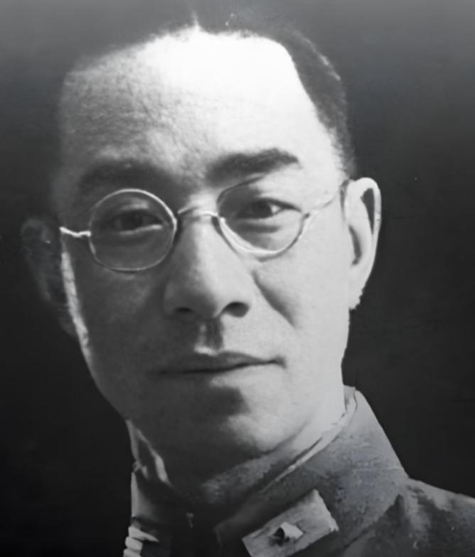 1949年2月，北平南池子一处宅院，一扇铁门被打开。里面整整齐齐码着金条，边上堆