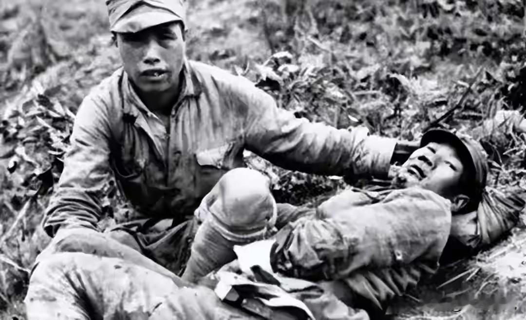 1936年红军团长牺牲后被士兵掩埋，一位路过的老妇人竟割下他身上的腐肉，这是为什