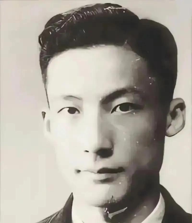 1949年，毛人凤下令处死朱君友。朱君友坦然赴死，却发现枪决他的2名特务，朝他频