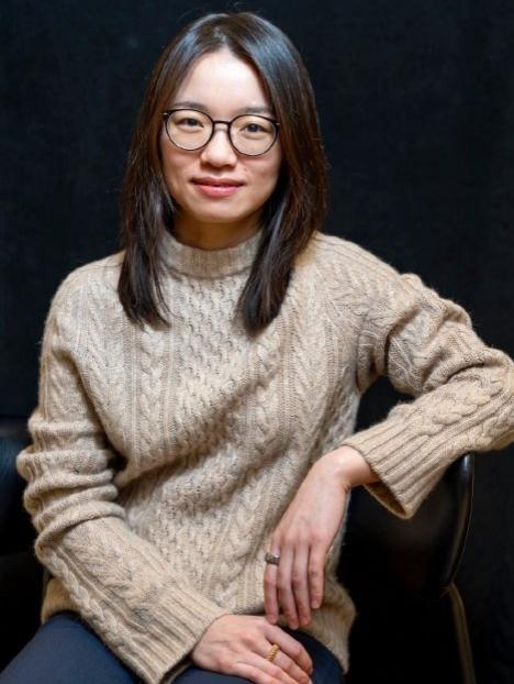王虹1991年出生于广西桂林平乐县，华裔数学家，2026年菲尔兹奖得主。

她是