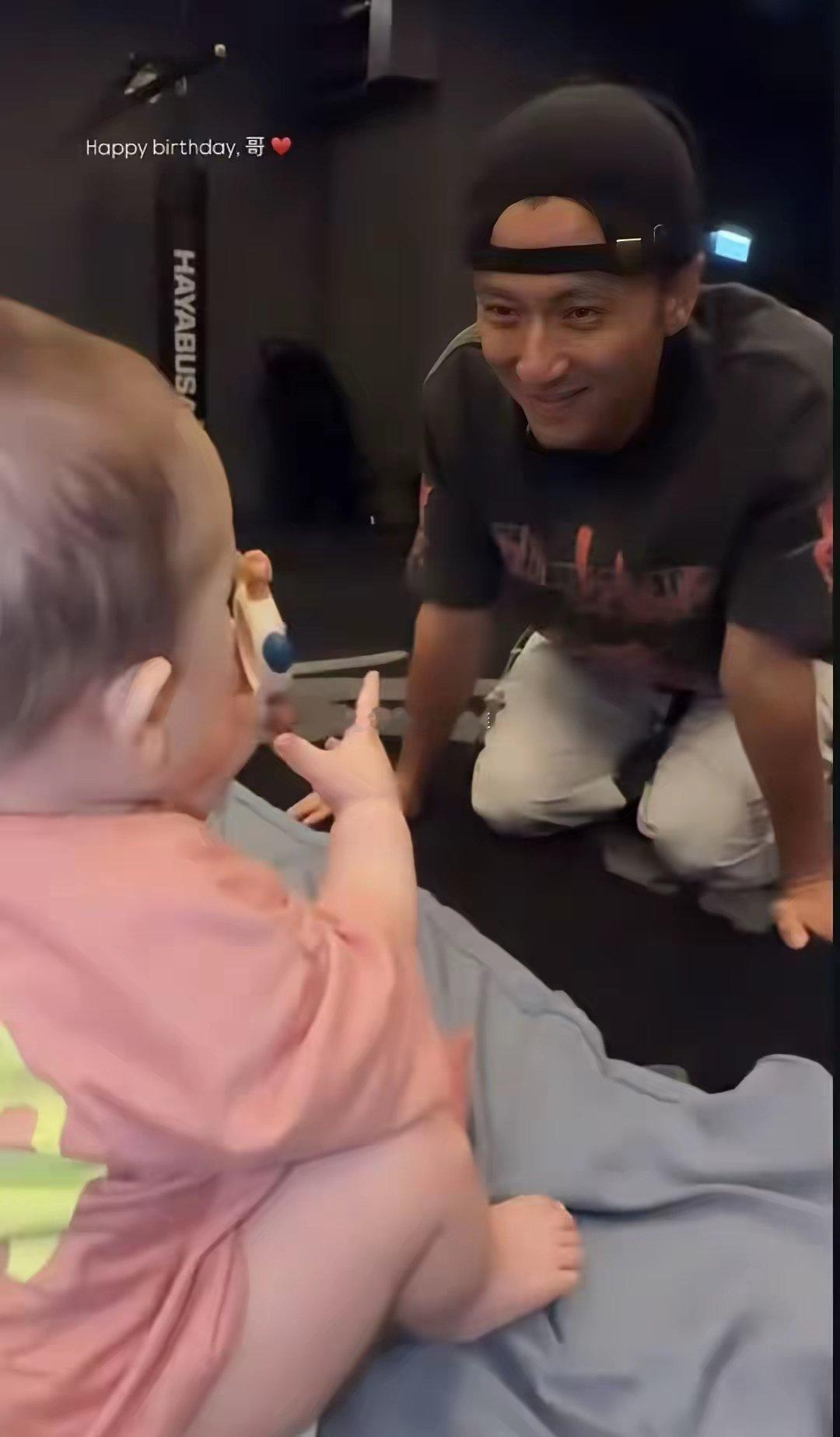 谢婷婷为46岁谢霆锋庆生晒儿子与舅舅互动视频，谢霆锋一脸慈爱 ​​​