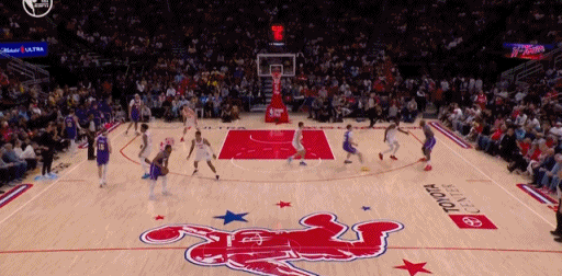 好家伙！今天火箭篮筐要被詹姆斯扣歪了！
在今天NBA常规赛湖人对阵火箭的第二节比