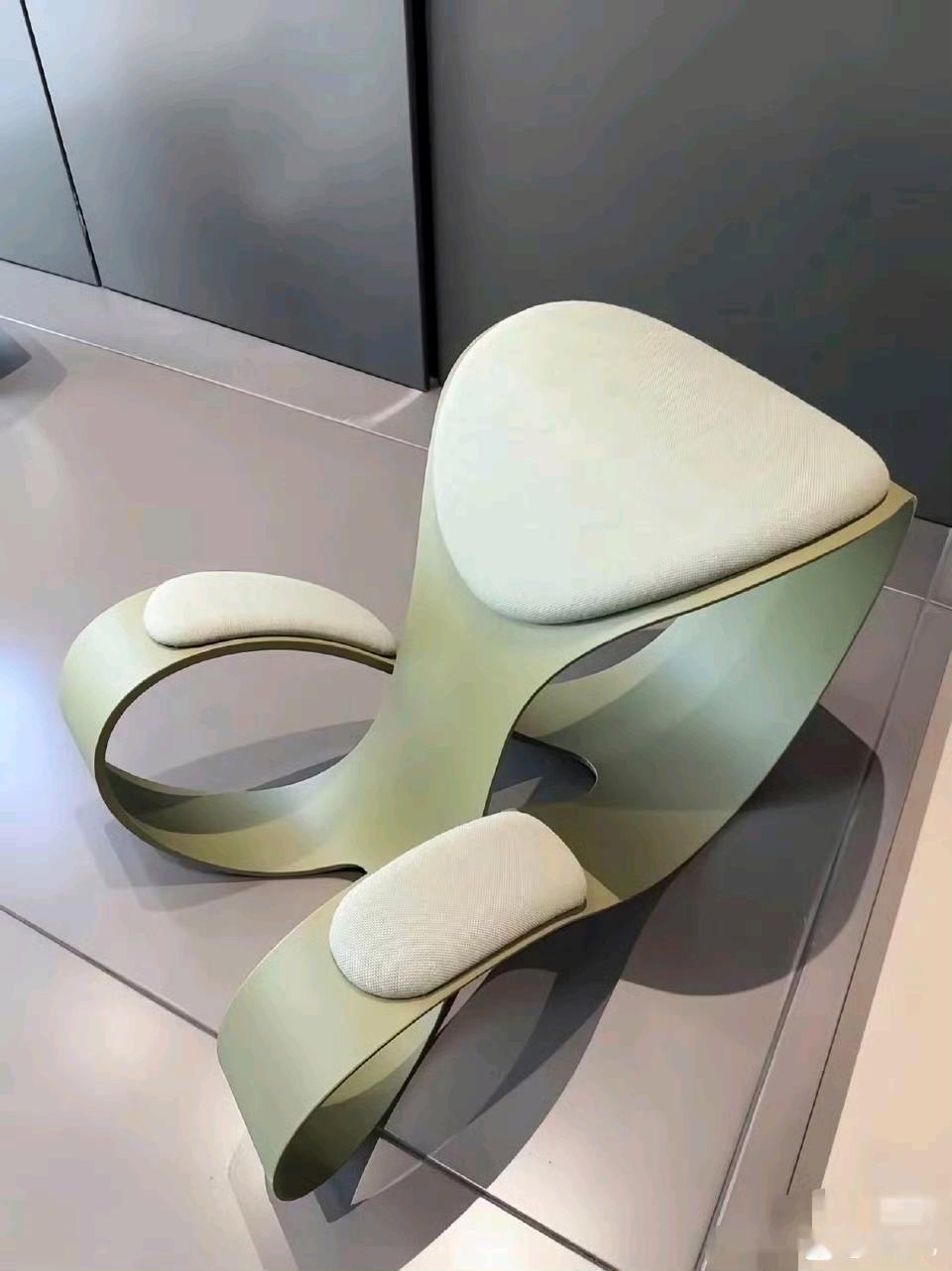 看了半天，不知道这个凳子怎么坐。[呲牙][呲牙]