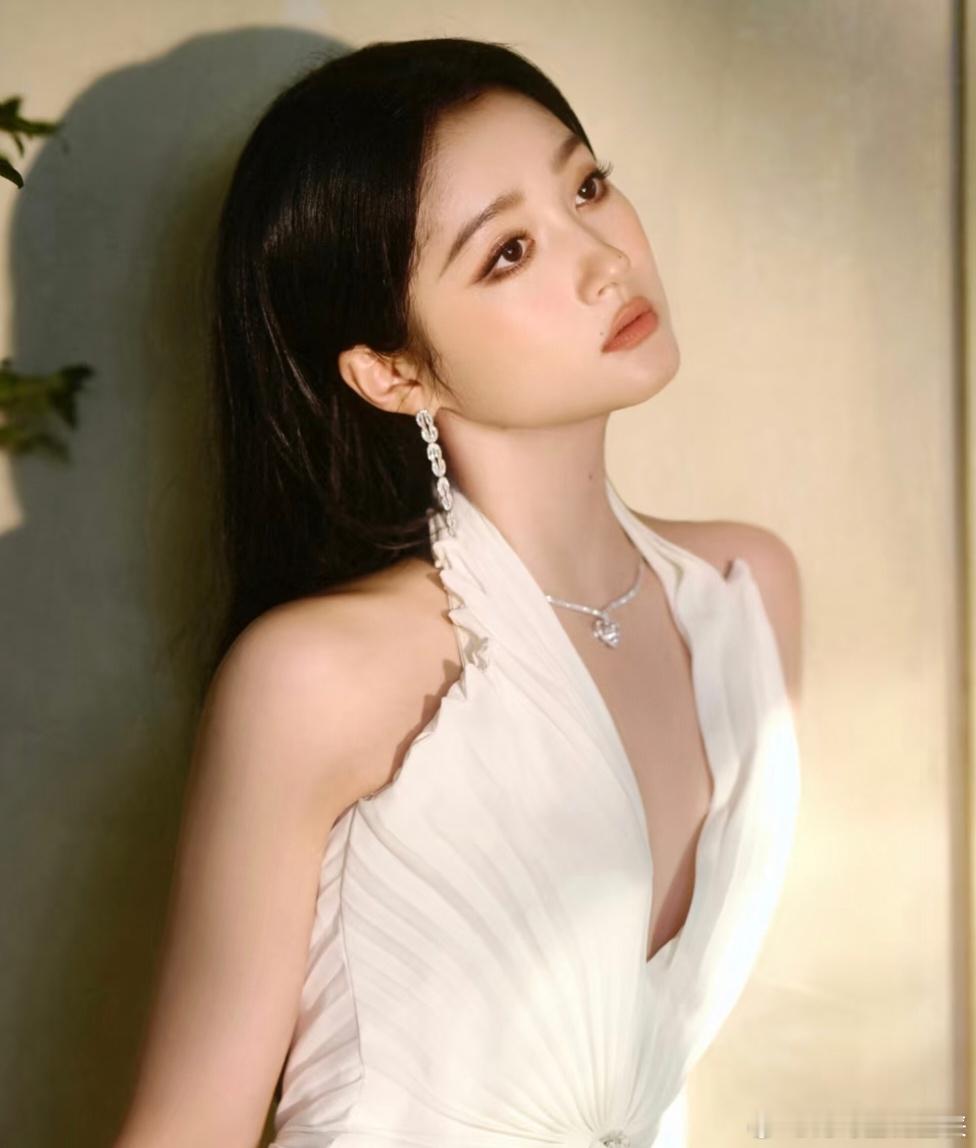 关晓彤淡淡的就很好，她完全是越素越美赛道的🔝，明艳动人具象化啦 