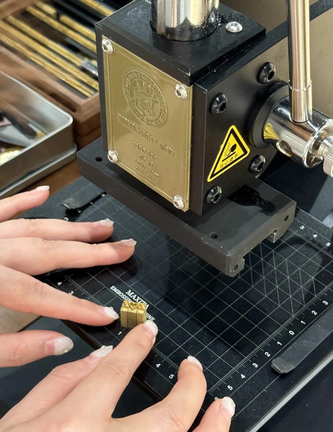 我的独一无二的勃肯鞋 太喜欢啦！！！
勃肯birkenstock  DIY烫印