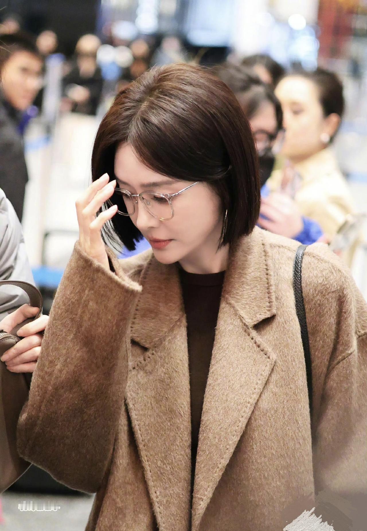 你当年砸遥控器骂过的知画，凭什么让5亿人哭着喊“白月光”？
秦岚没靠运气。
为富