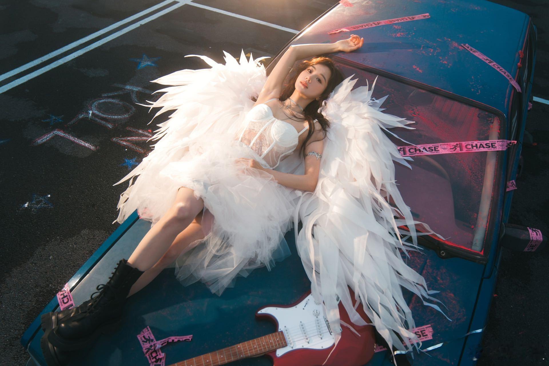 你是胡意旋那她是谁胡意旋颠覆甜美固有印象，酷飒造型气场两米八，这波风格突破直接美