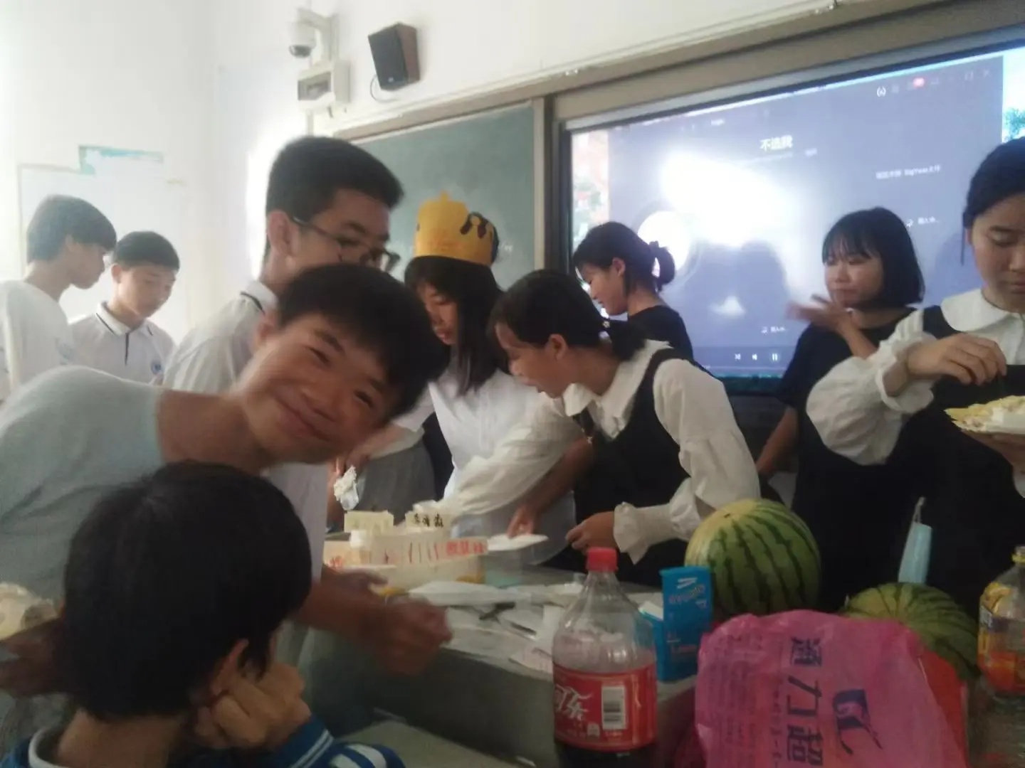 这份感情闹到如此 你是否也怀念 我当初看你眉眼带笑的样子