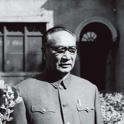 1950年，云南刚解放没多久。

一场干部会议上，职位宣布完毕，卢汉愣住了。

