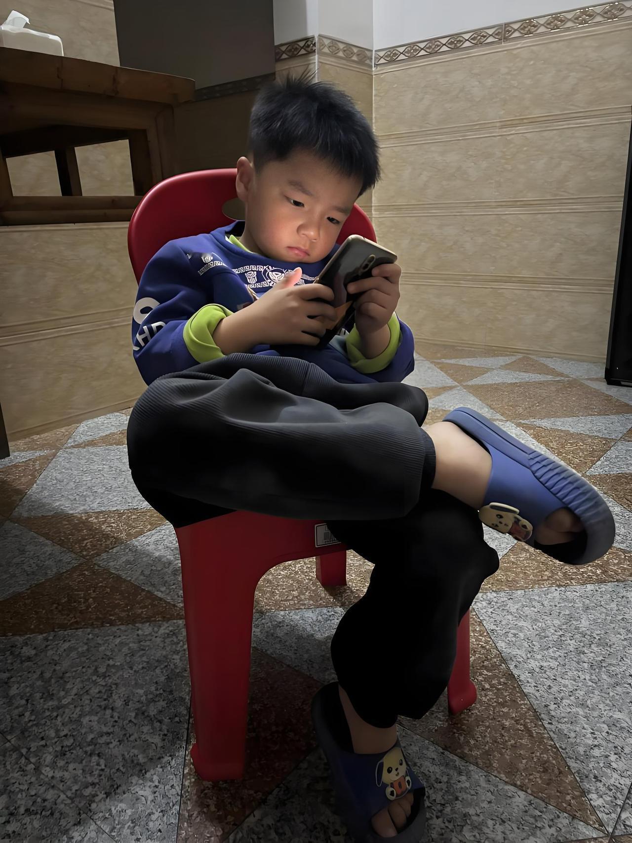 老婆下班回到家，看到躺在沙发上埋头玩手机的儿子，顿时气不打一处来，声色俱厉要求儿