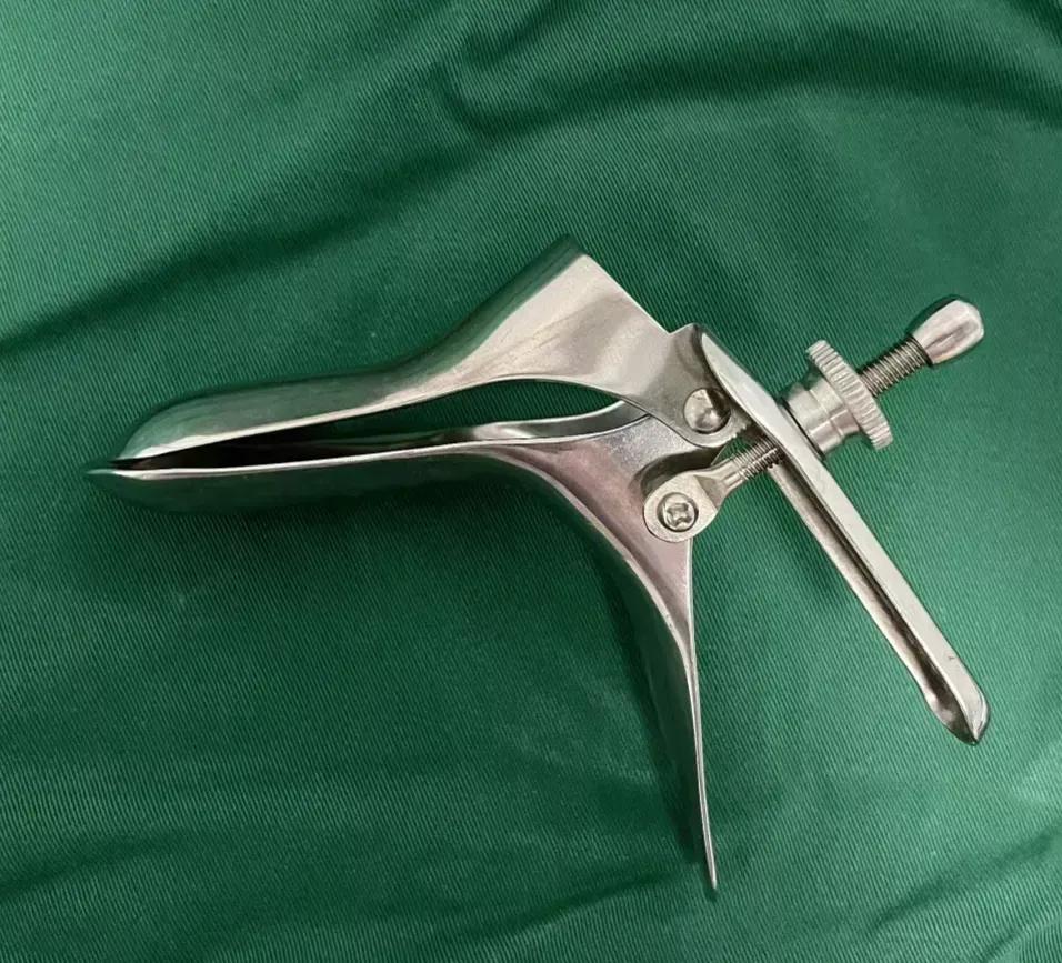 唉呀妈呀，疼，我倒吸一口冷气，还没等我说完，边上检查的医生就说:疼什么疼，夫妻生