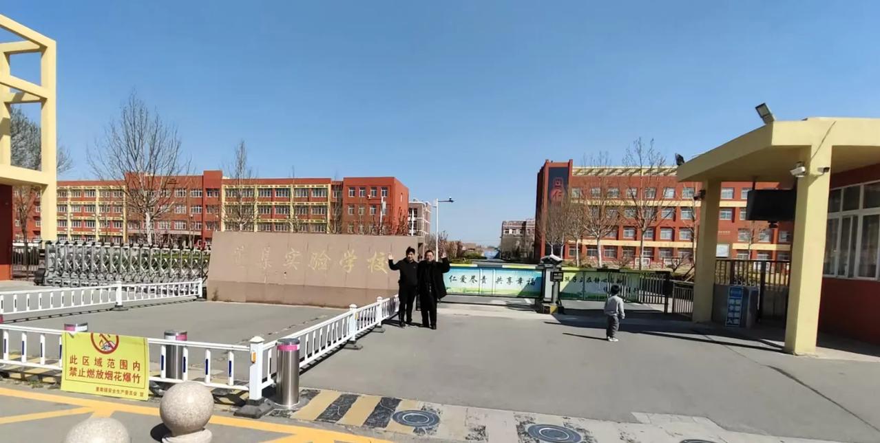 重返校园

选择一个早晨重返校园
​好像这样能看清过去的
光点
只是，映入眼帘的