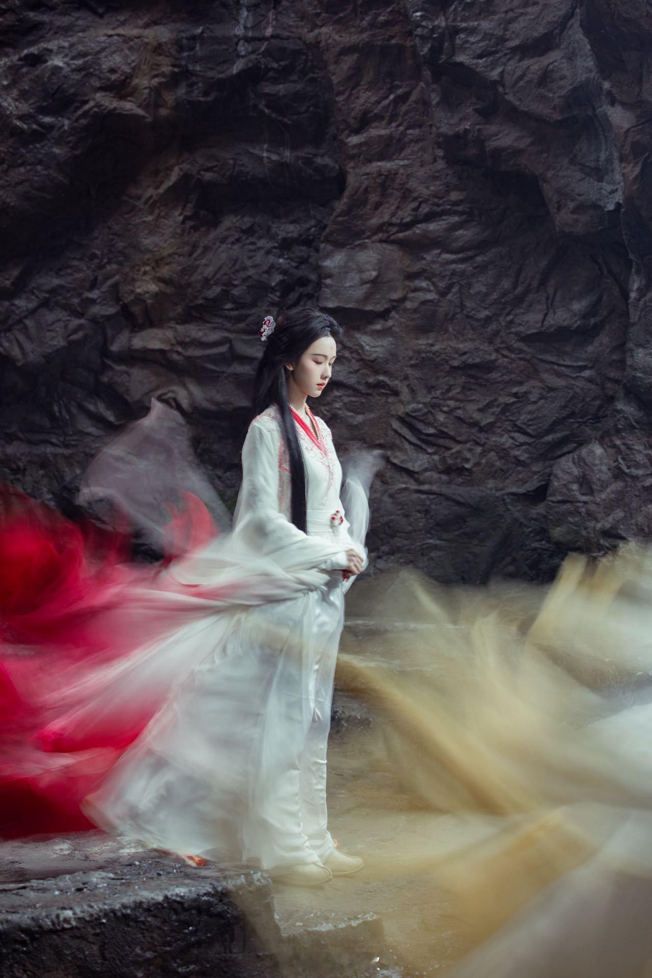 陈都灵月鳞绮纪名台词终于播了陈都灵名台词好虐台词是刀，眼神是毒。陈都灵把雾妄言的