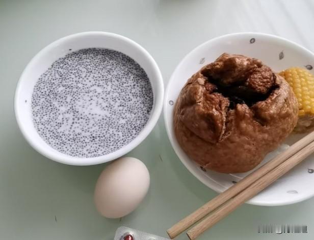 不知道你发现没有，悄悄兴起一种新的退休生活方式。

可真正让人羡慕的，不是每天安