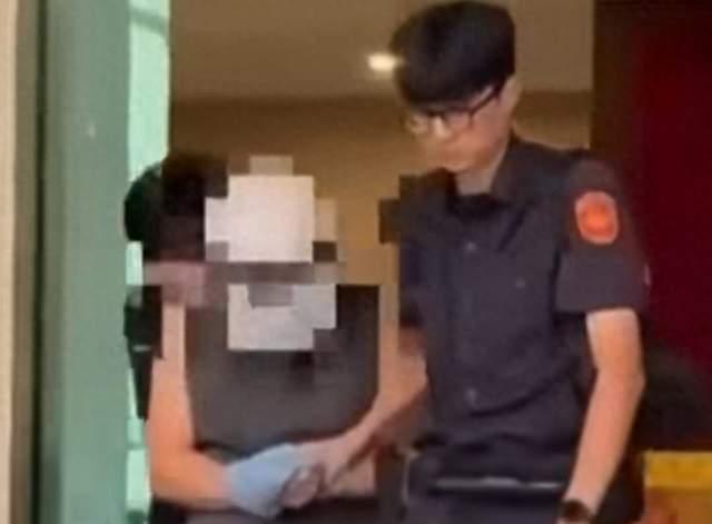 13岁女孩挂着小偷纸板游街，哥哥在拍视频，报警后父亲被逮捕