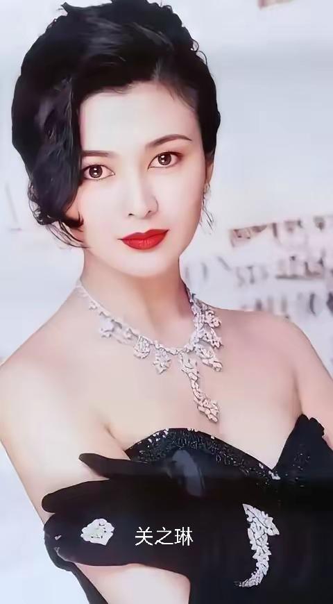 这张脸蛋，身材是怎么长的呢？说是闭月羞花，沉鱼落雁这词用在她身上一点不为过。男人