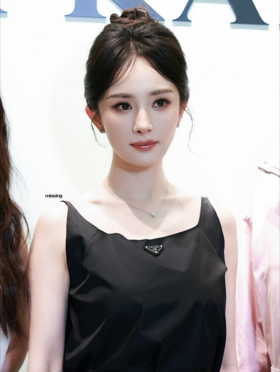 同款丸子头，杨幂vs赵丽颖两位灵动俏皮大美人哪位更戳你 