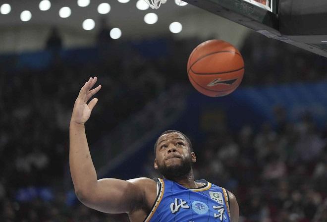 斯佩尔曼末节发威挑起北汽男篮进攻大梁
 
25日晚，北汽男篮在主场以88比75击