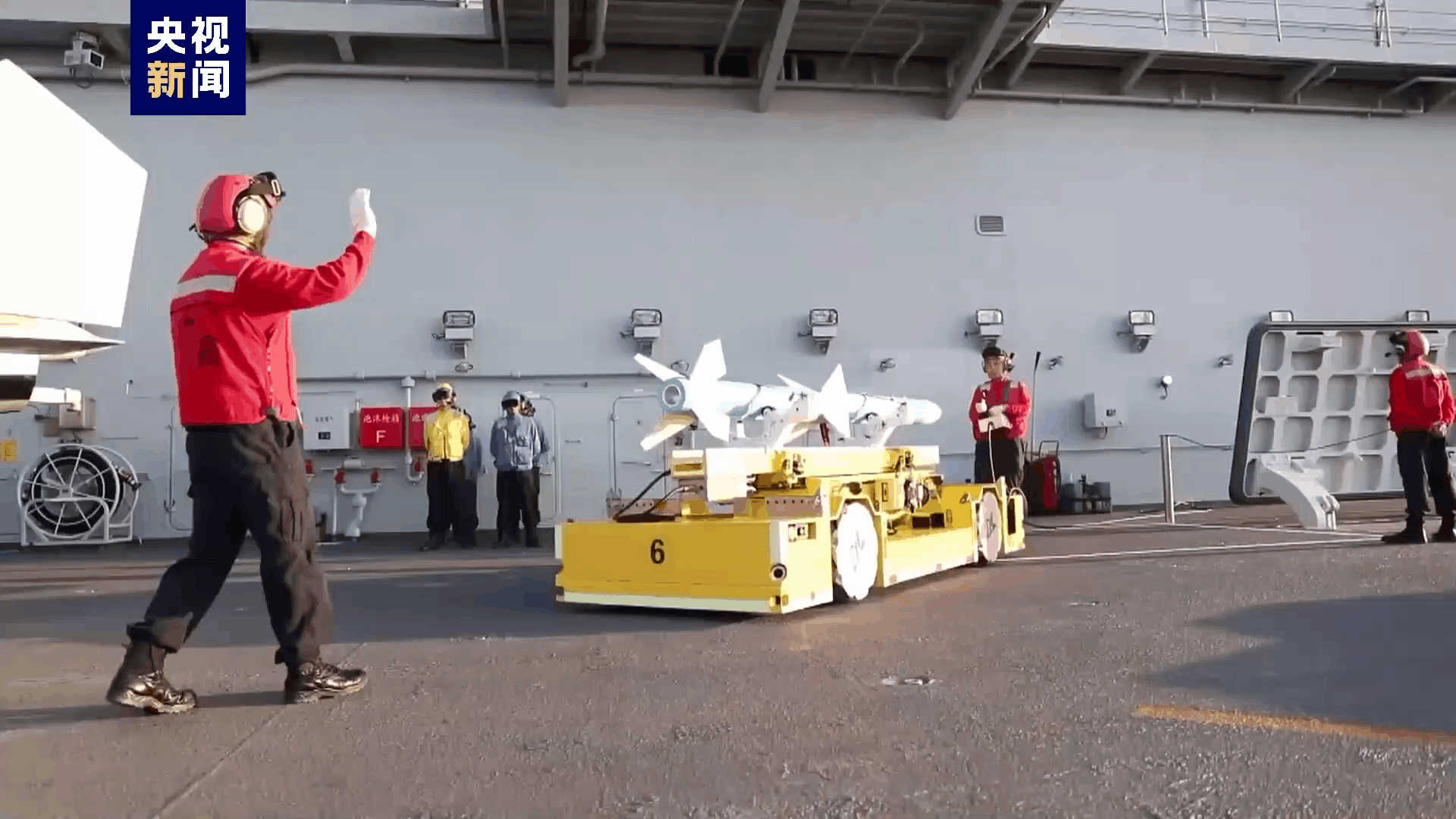 虽然是为了阴阳福字辈某船，不过弹药装配间还是少见的，还有个麦克纳姆轮的运输车