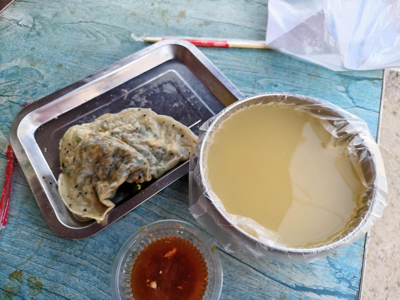 在运城盐湖西街早市，菜盒子一个2元，蘸着蒜和辣椒水，吃着真是利口。一碗米汤1元。