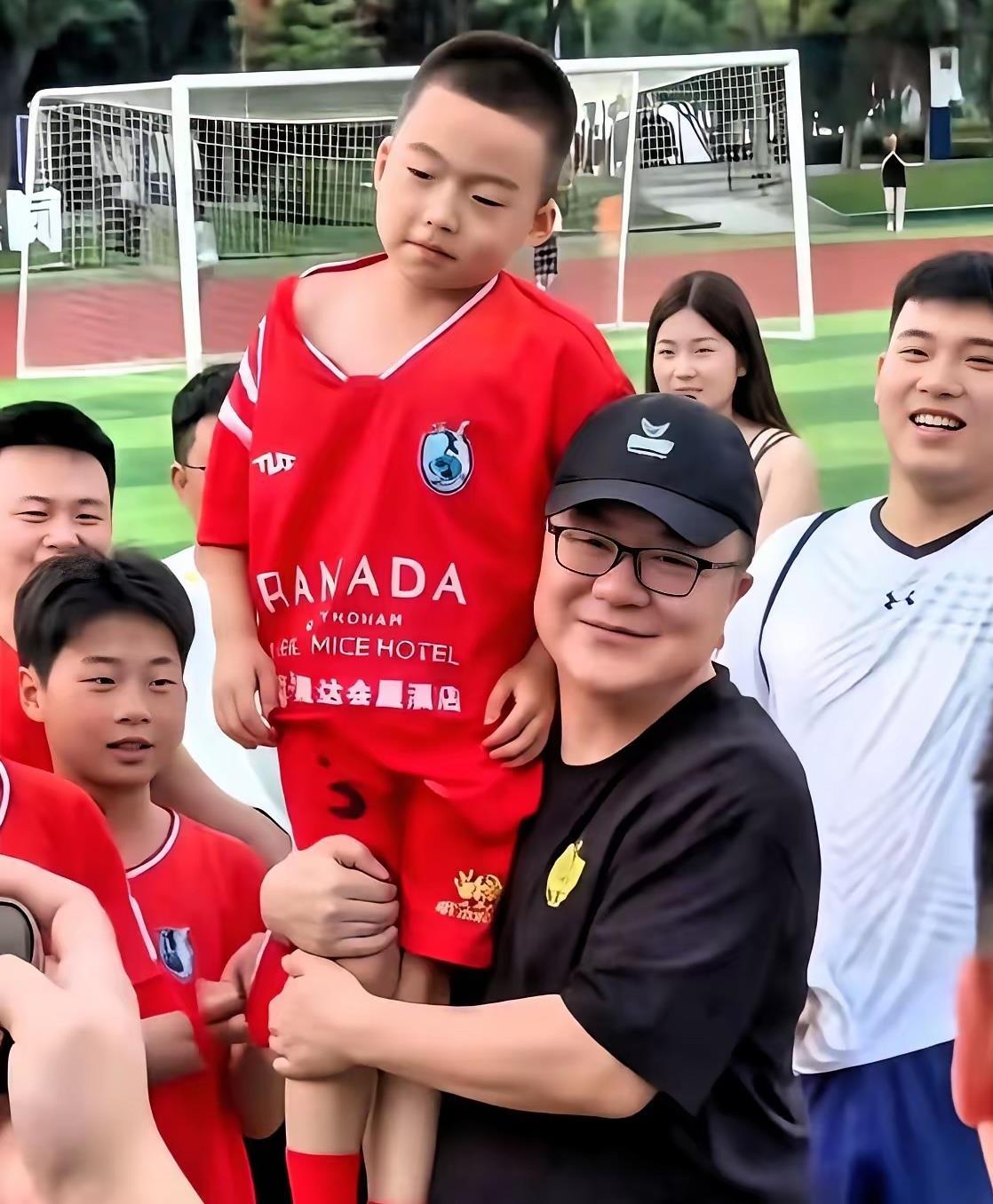 比赛结束了！天塌了！
 
谢波带着一帮农村孩子灌了巴萨五个球。消息炸出来的时候，