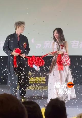 陈飞宇王影璐结婚入场这环节是剧宣创意，为新剧造势的。俩人胸花别着，红缎带牵着进场