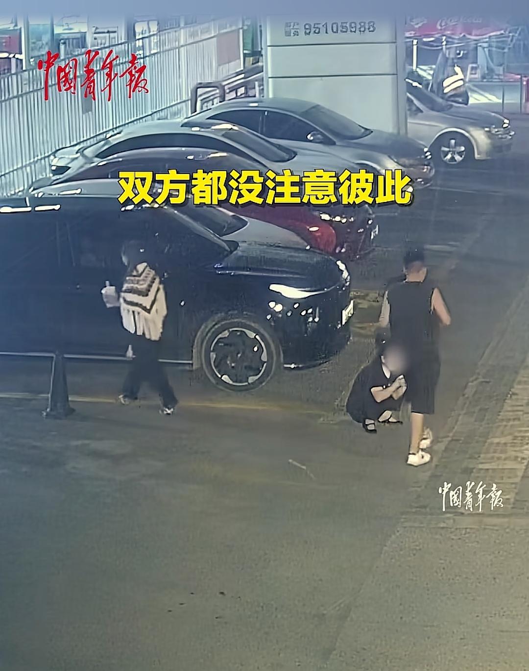悲剧了！
 
车主、副驾和蹲在车前的女子，看手机太投入，差点出人命！网友：三个人
