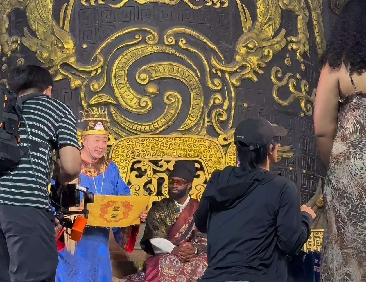 杰伦布朗在横店影视城玩得非常开心！

NBA球星杰伦布朗应王鹤棣的邀请来到了横店
