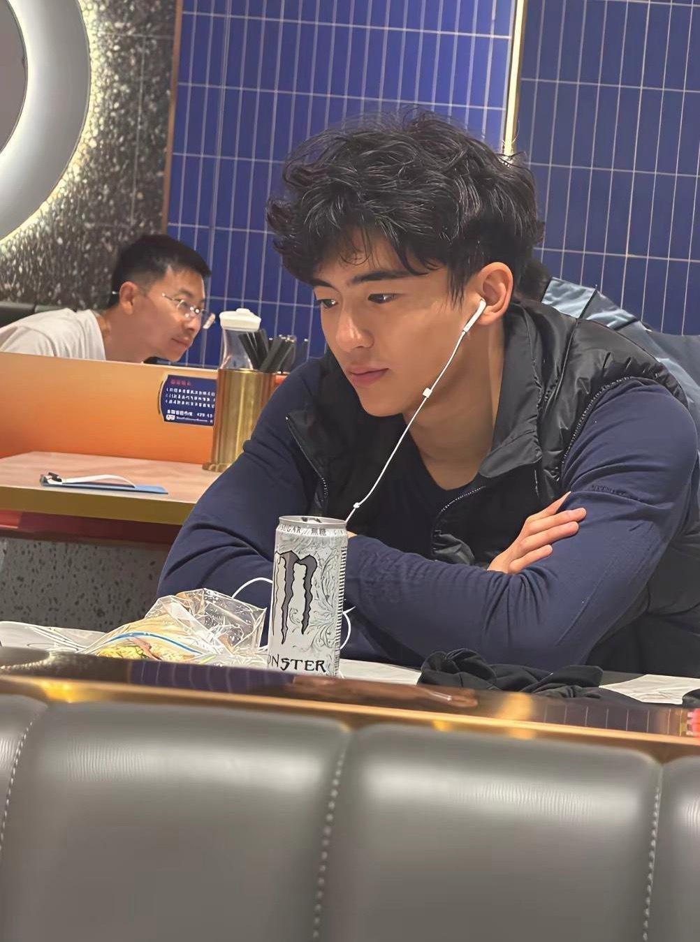 其实谢霆锋儿子因为是自然卷，发型挡了点颜值，我给他换成顺毛利落的发型，你们看看像