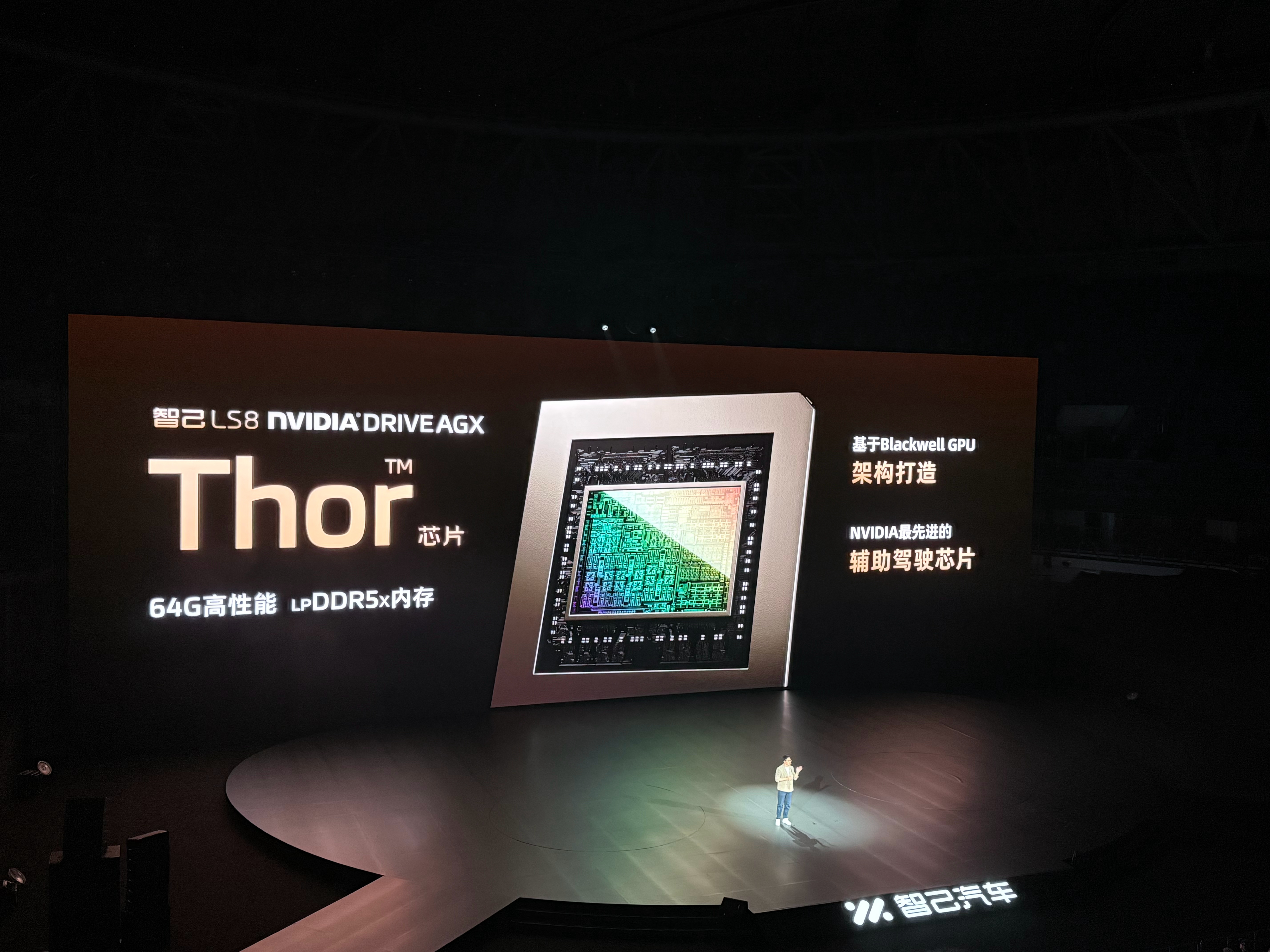 这回辅助驾驶上的配置也很不错，520线超视域激光雷达，智能凝视区域等效1040线