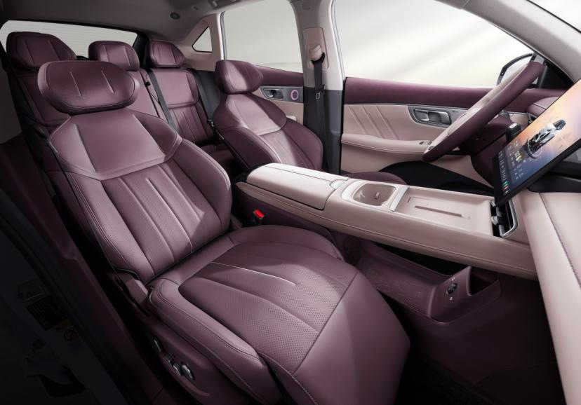 汽车的内饰空间，正从单纯的驾驶场所演变为融合科技、舒适与情感的“第三空间”。深蓝