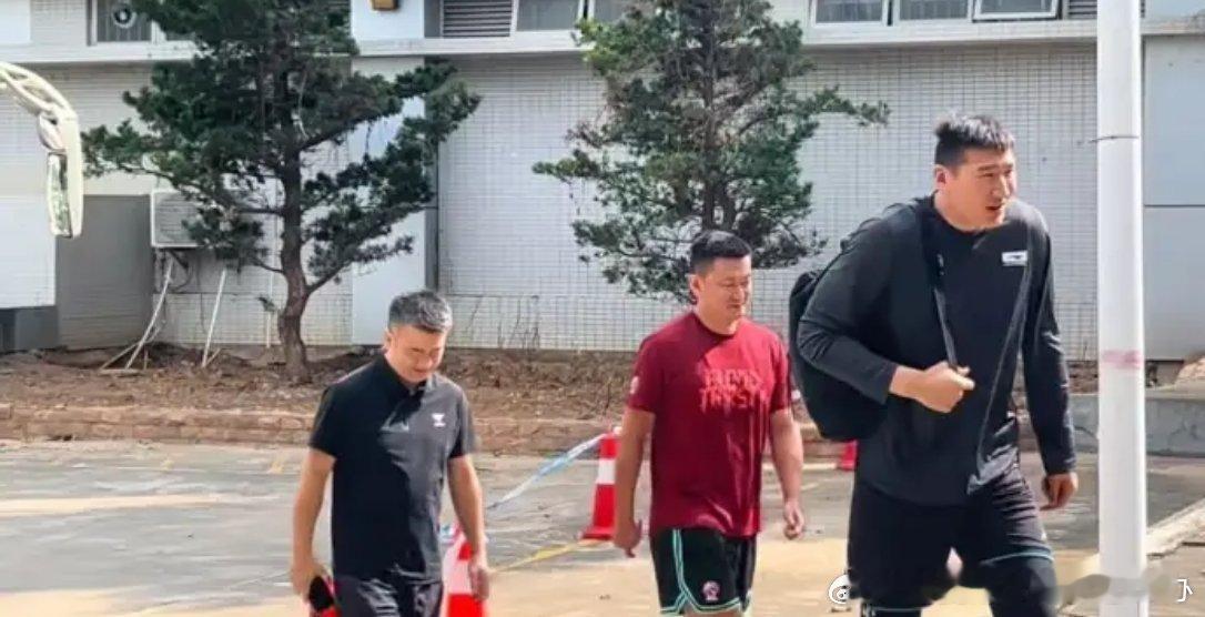 李炎哲也来了看样子就差沈梓捷和刘传兴了，还是在同省的好调动好，宏远深圳广州一直在