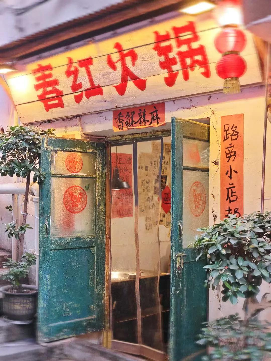 走进观音桥步行街，琳琅满目的店铺令人目不暇接。时尚的服装店中，各种风格的服饰应有