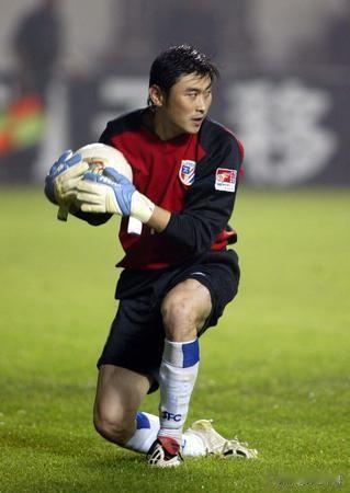 2003年，对于虞伟亮而言，是冰火交织、永生难忘的一年。这一年，他随上海申花夺得