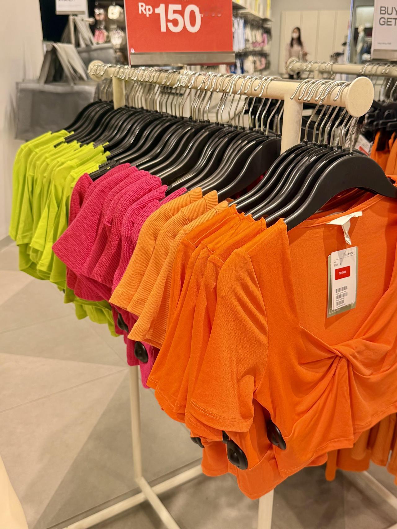 进了印尼的H＆M

除了没有黑白灰

其他什么颜色都找得到。

一直以为全球的H