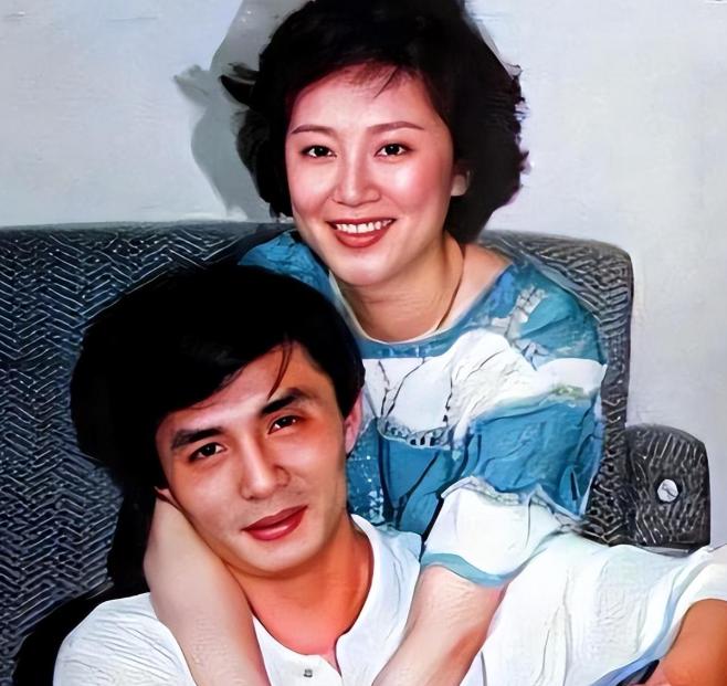 他俩已经离婚多年。如今一个在日本孤独终老，一个在上海娶了将军的女儿。

（主要信