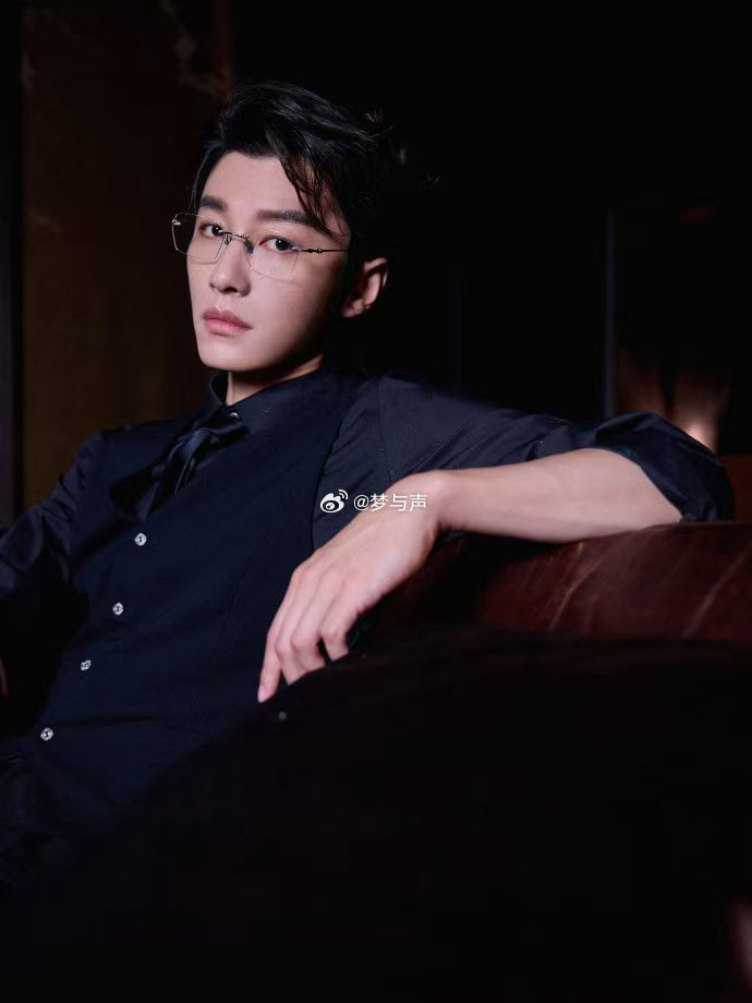 代旭内娱掀桌后酒吧擦桌 前脚裴轸30秒无台词电梯戏封神，把斯文败类焊死在观众心尖