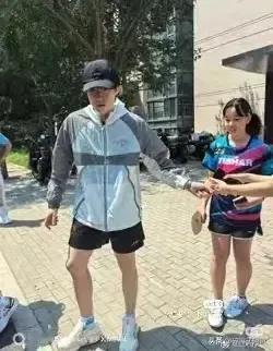 马龙在体总训练，手拿冰袋，他也是浑身是伤，做过大手术，他什么也不说只做，把最好的